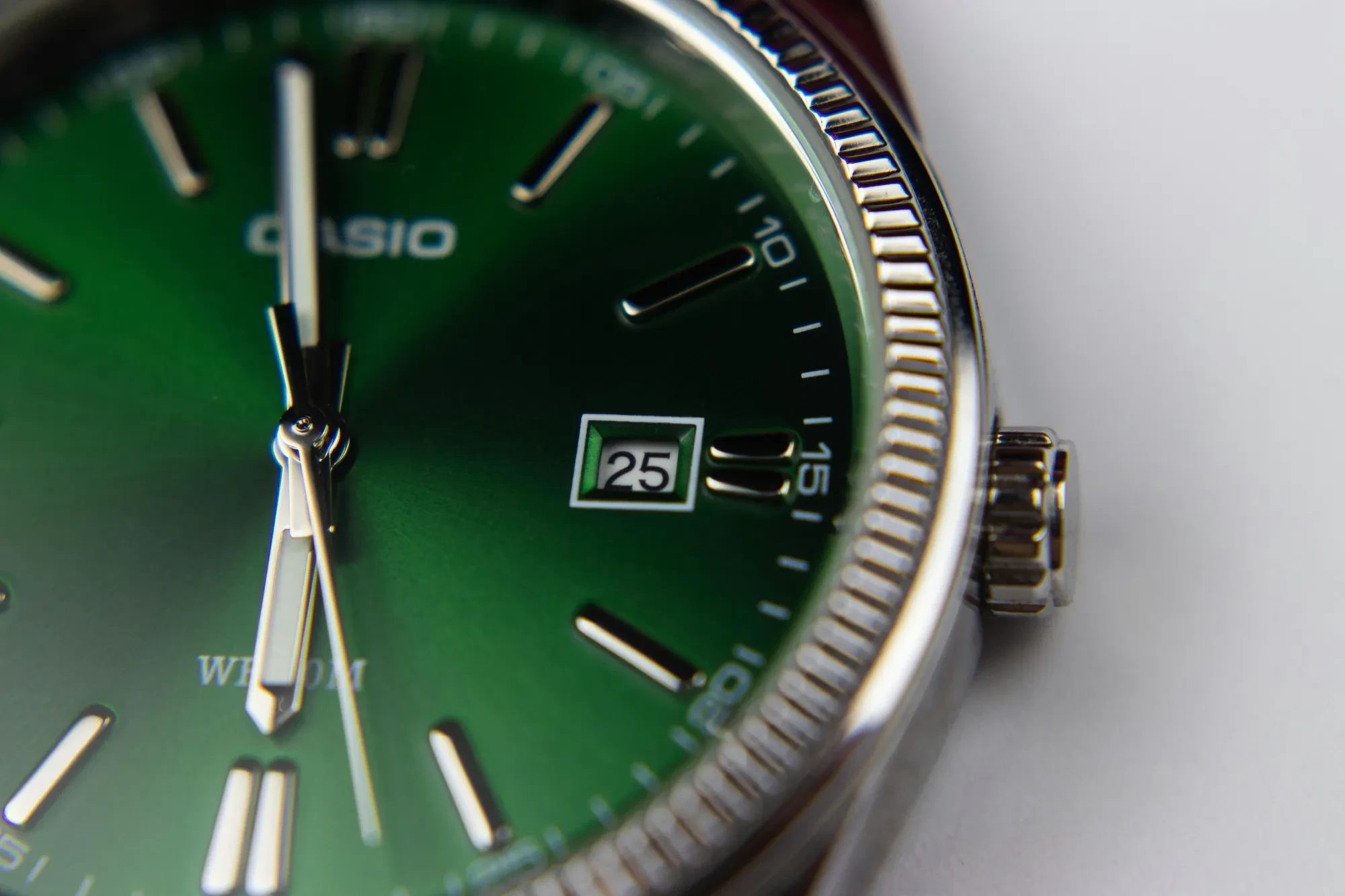 Reloj verde elegante